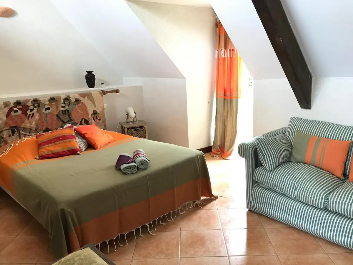Couette-café Bed and Breakfast Domaine du Lesty à Ambon
